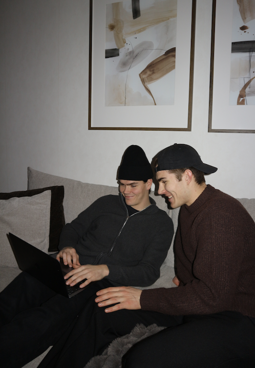 Malte Eriksson och Sebastian Ehrencrona arbetar tillsammans vid en laptop